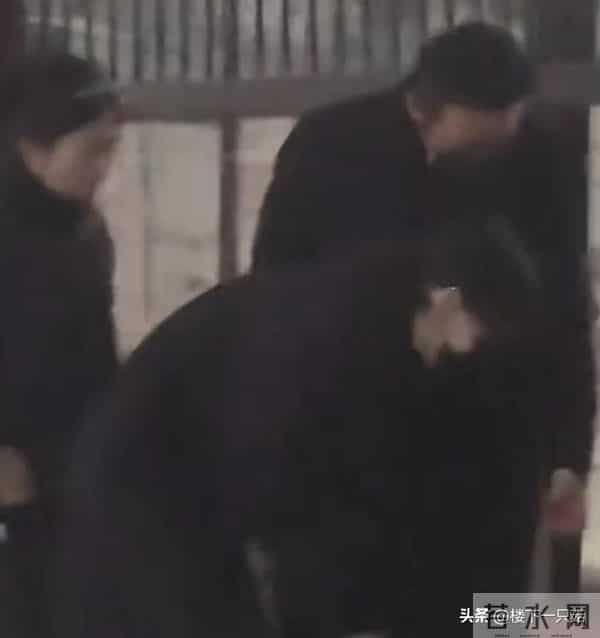 罗晋父亲葬礼结束后在路边徘徊 唐嫣满脸担心默默陪伴 为其减少工作