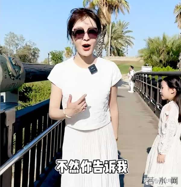 52岁王小骞不后悔回归家庭，矮小症女儿迎来逆袭，她的付出很值得