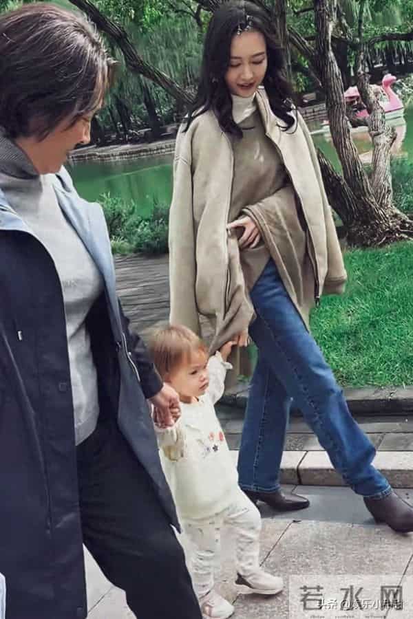 速围观!王鸥私下状态全曝光,牵萌娃漫步美成一道光!