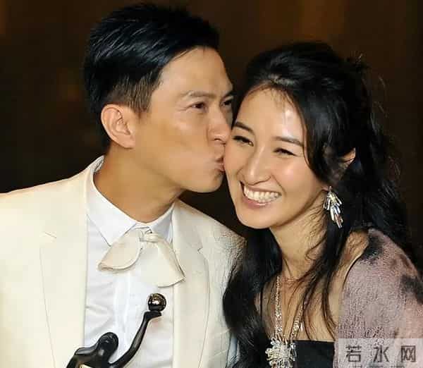 张家辉夫妇真老了!一起吃路边摊,61岁关咏荷脸上老年斑太抢镜