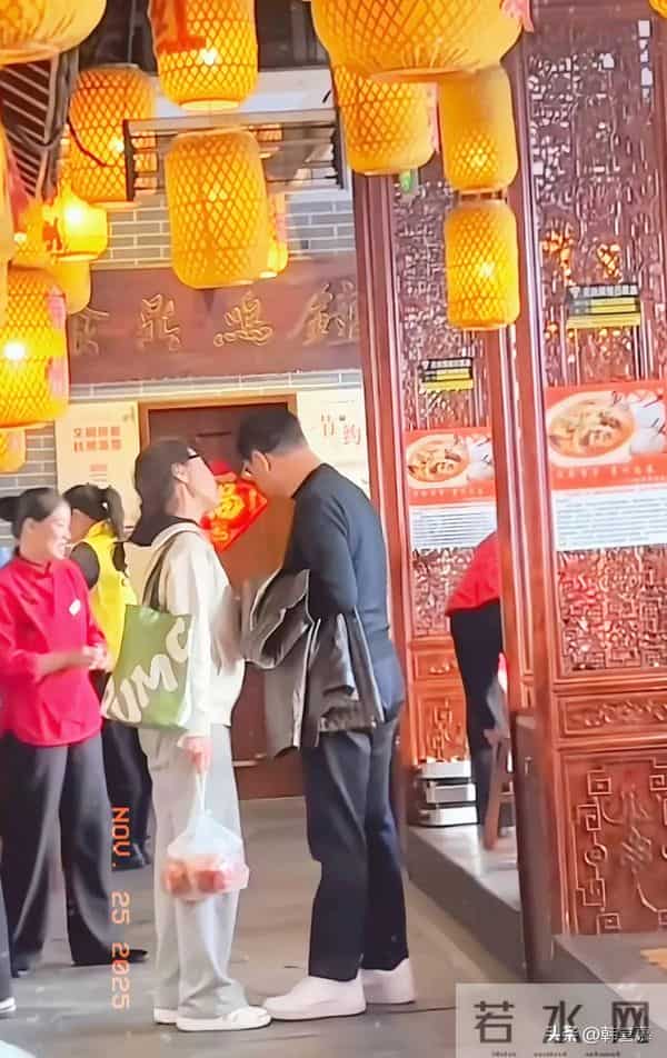 79岁余秋雨近况,和马兰回安徽,丁克多年没孩子,放弃舞台太可惜