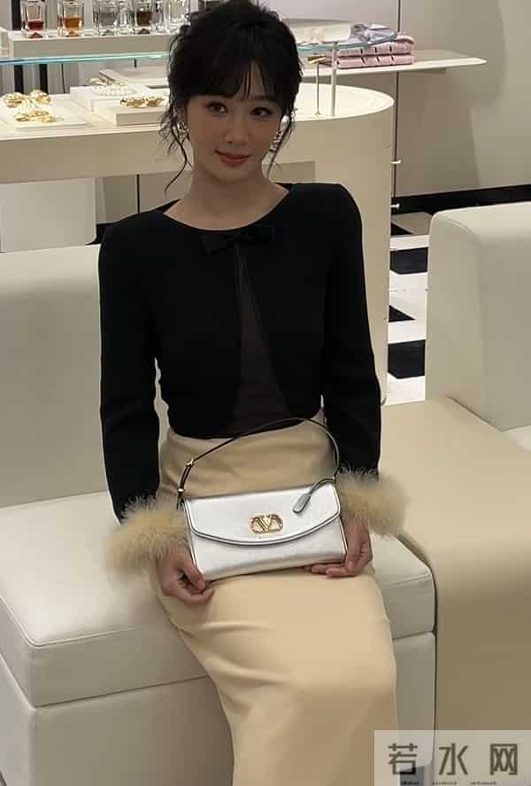 杨紫出席华伦天奴线下活动,韩式妆容让她有种豪门千金的既视感