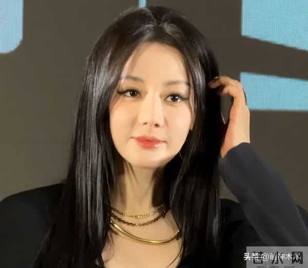迪丽热巴最新露面状态差，脸部浮肿被质疑医美，浓妆难掩疲态