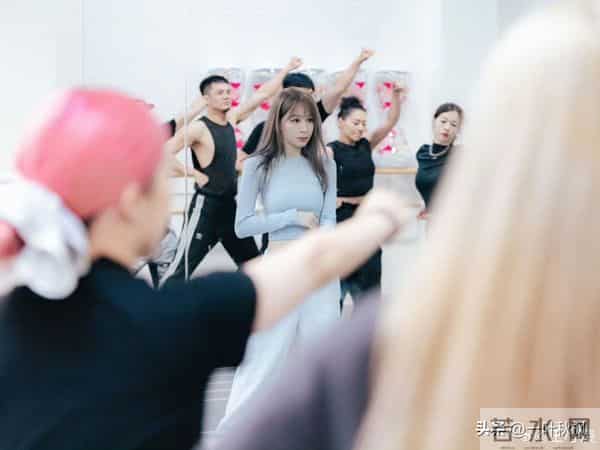 王心凌日常彩排照片流出,网友-注意力都被她的身材给吸引了