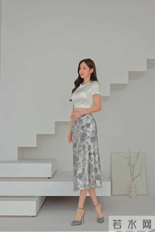 孙允珠——镀银月光亮白半袖铁青纹理裙