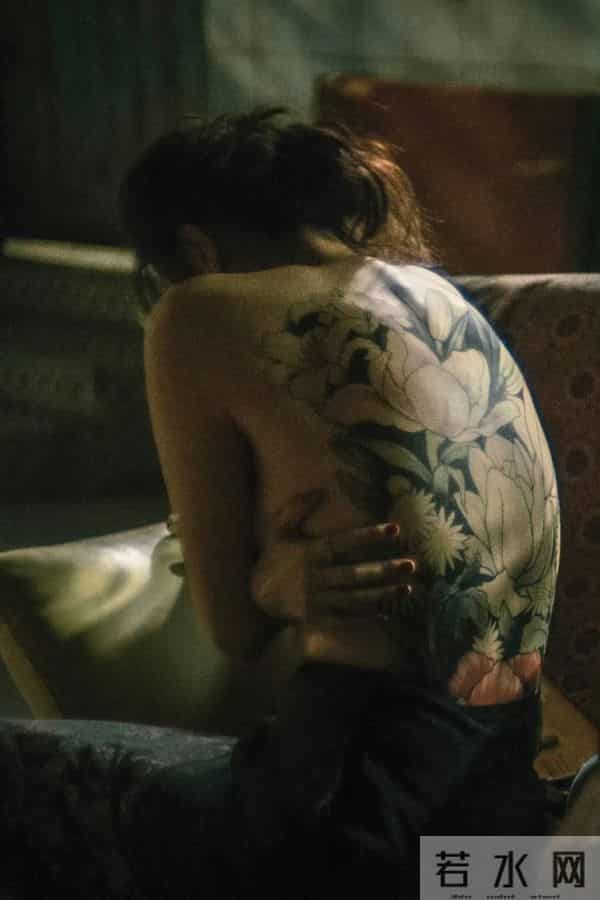 宋佳 影片里的满背纹身