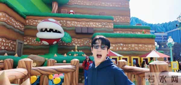 出席活动“死装死装”的,一到好莱坞就露馅,就很朱一龙啊