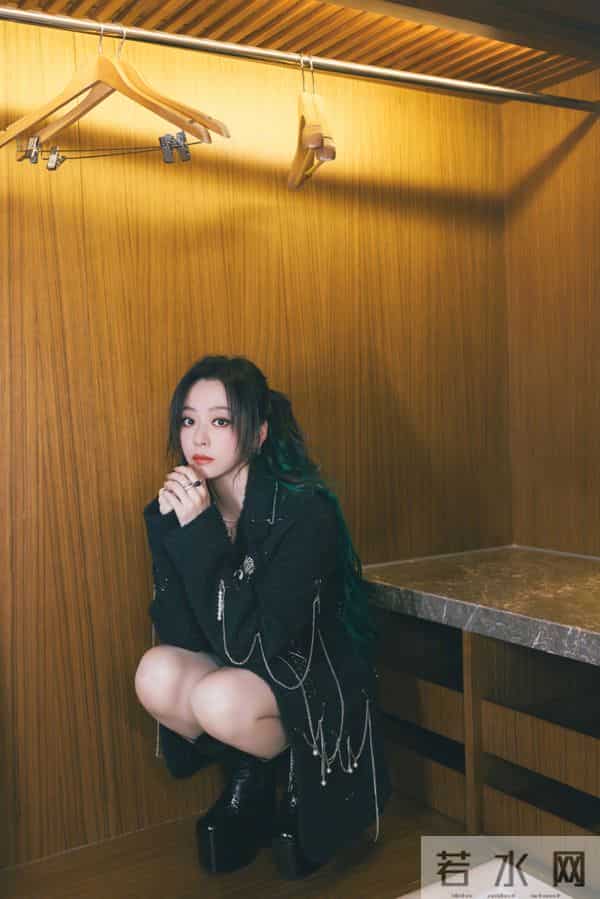 张靓颖黑色镂空蕾丝搭配恨天高美照