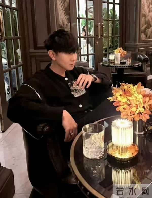 恭喜?44岁歌星与23岁网红穿情侣装同游洛杉矶,女方身份曝光