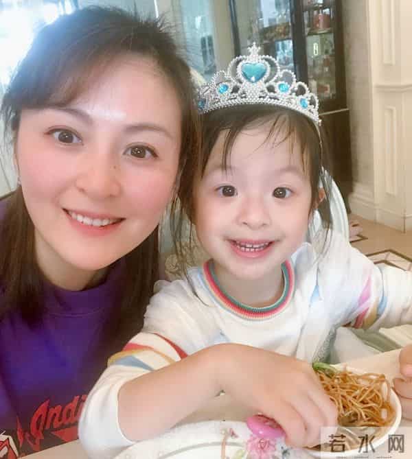 戴娇倩现状:回老家上海定居,靠直播带货讨生活,母女共用一张脸