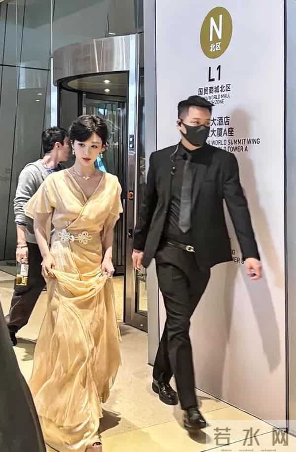 男粉齐喊老公现场失控,杨紫冷脸回应,她逆袭远不止变美这么简单