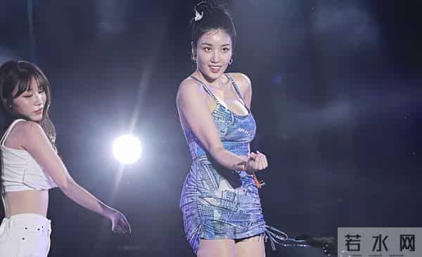 权恩妃 演唱会大秀身材