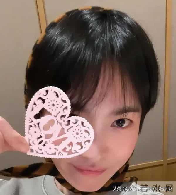 宋慧乔晒照庆贺44岁生日:戴头巾嘟嘴拍照好可爱 与朋友庆生很欢乐