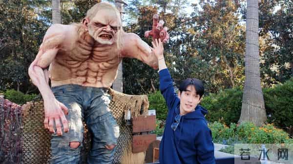 出席活动“死装死装”的,一到好莱坞就露馅,就很朱一龙啊