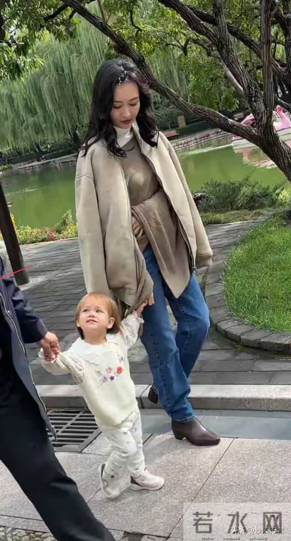 王鸥牵手小宝宝逛公园,实在是太美太温柔了!