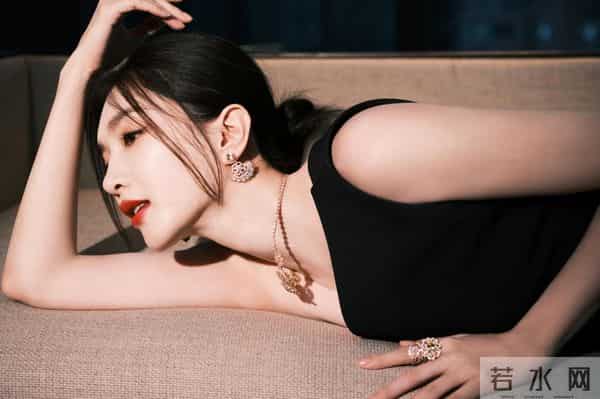 印象变了！39岁江疏影现身活动，离开胡歌的她走上另一条路