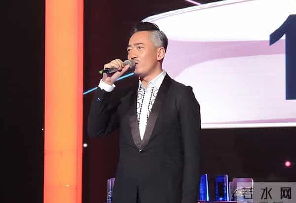 晚会前夕父母惨遭杀害，他含泪唱完退圈，18年后因毛宁重返舞台