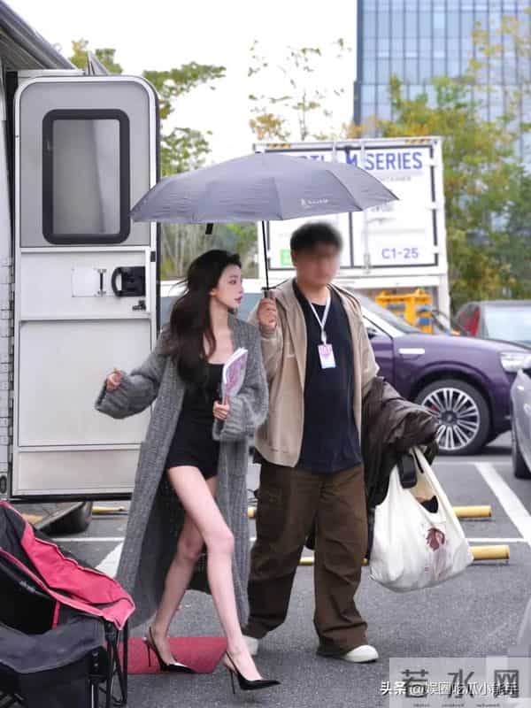 易梦玲公开恋情后首开工,穿皮衣长外套露大长腿,胡彦斌太有福了