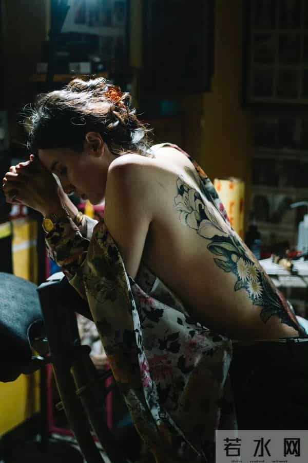 宋佳 影片里的满背纹身