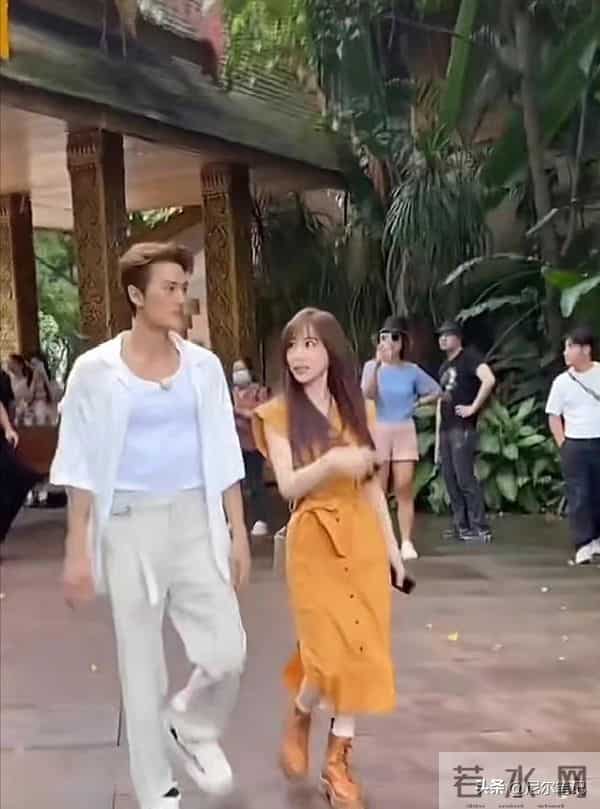 王心凌吴克群被偶遇，带同款项链穿情侣衣，男方人到中年体态拉跨