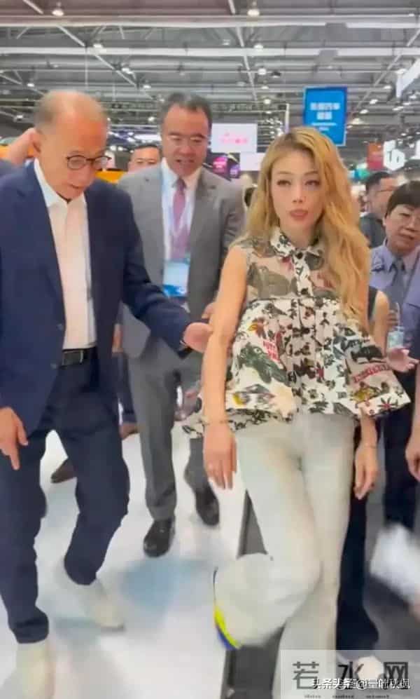 容祖儿与老板杨受成现身香港车展，老板全程跟在祖儿身后像个保镖