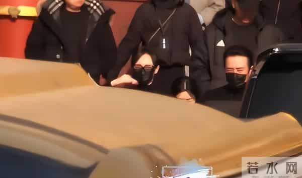 唐嫣穿黑色大衣出席公公的葬礼,罗晋和她互动正常,傅程鹏来帮忙