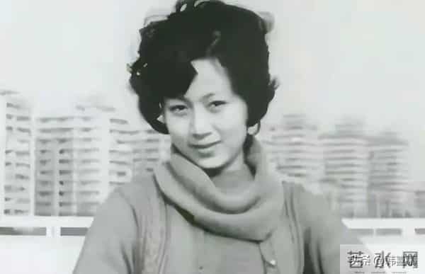 79岁余秋雨近况,和马兰回安徽,丁克多年没孩子,放弃舞台太可惜