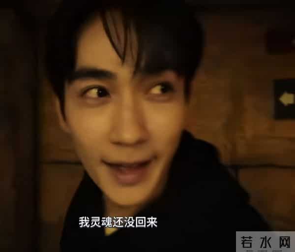 出席活动“死装死装”的,一到好莱坞就露馅,就很朱一龙啊