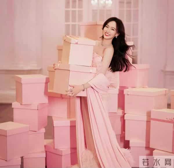 葬礼结束后,唐嫣微博首度发声,与罗晋北京小区同框,举止亲密