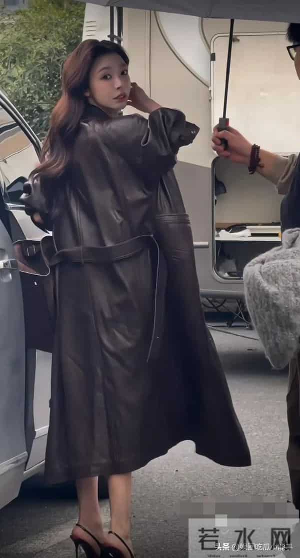 易梦玲公开恋情后首开工,穿皮衣长外套露大长腿,胡彦斌太有福了