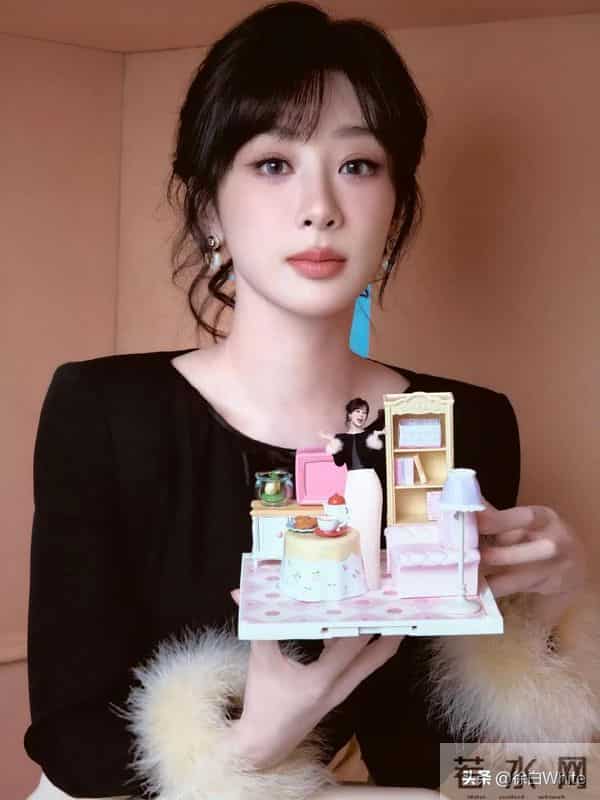 杨紫，华伦嫡公主上线！采访谈及家业生命树，晚宴跟唱特别捧场！