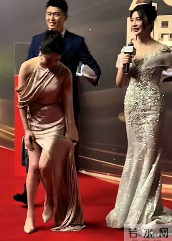 48岁左小青红毯翻车?亮片裙开叉到胯,全程拽裙角,尴尬溢出屏幕