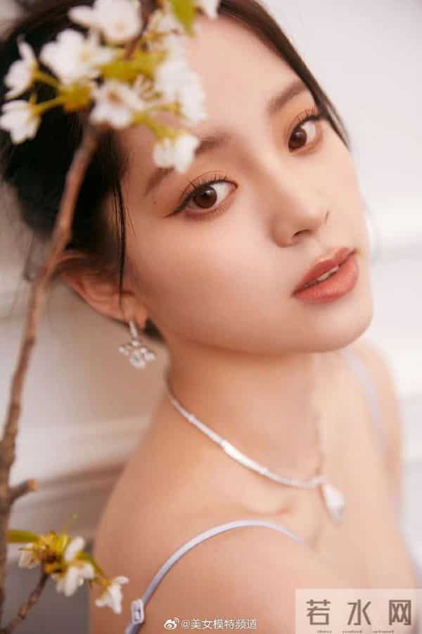 欧阳娜娜淡蓝吊带裙