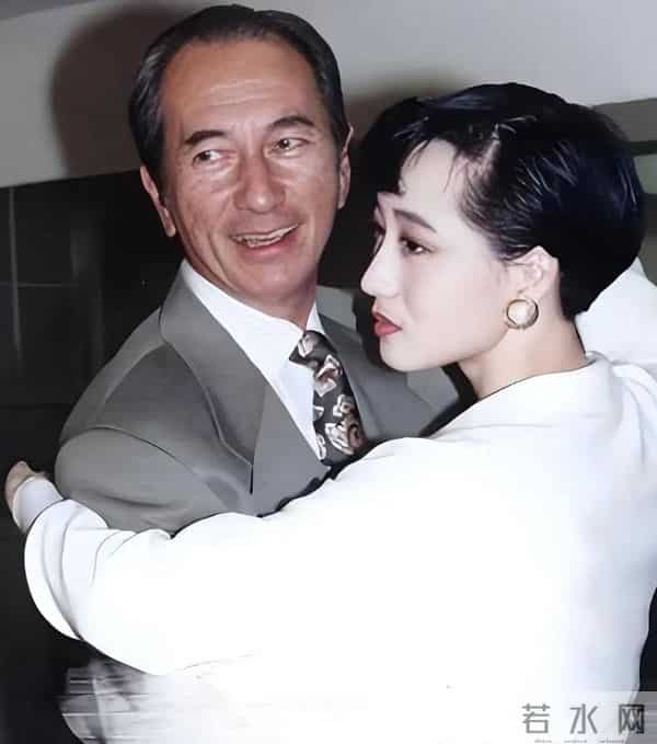 风水轮流转！看了62岁李连杰和63岁利智的合照，风光背后满是心酸