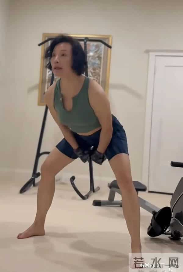 64岁陈冲游鼓浪屿 黑T配牛仔裤喝咖啡 素颜不医美 优雅老去好洒脱