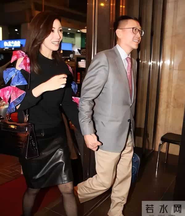 李嘉欣晒照引发热议,左手46万手表,右手10万黄金手镯,太壕气!