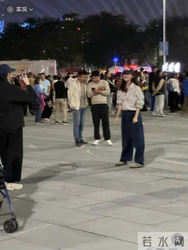 章若楠广州被偶遇，本人好美好漂亮元气十足，脸小超级有气质呀！