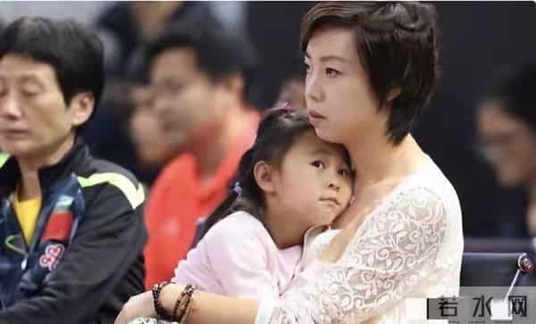 44岁张怡宁菜市场买海鲜,一身名牌略显土气,身旁不见老公身影