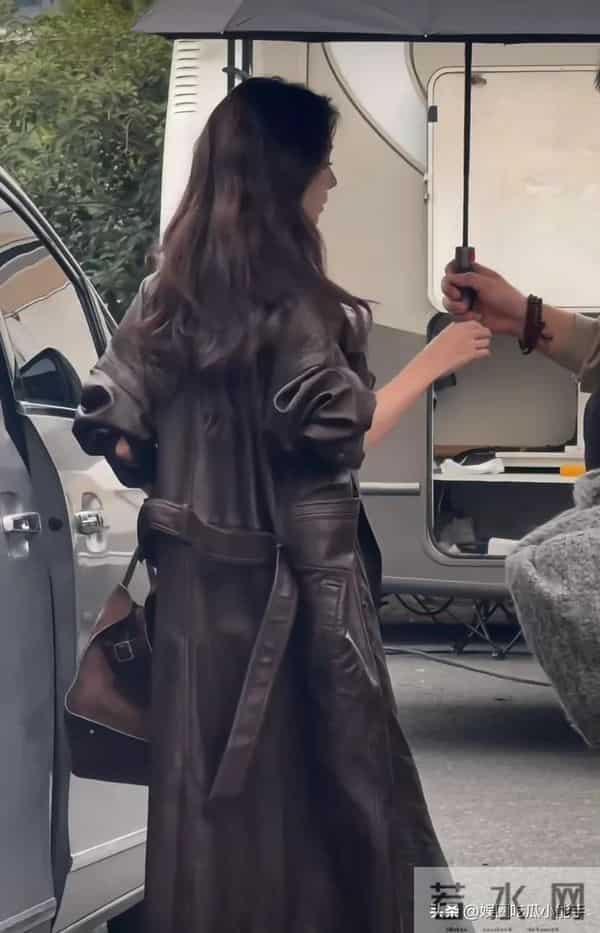 易梦玲公开恋情后首开工,穿皮衣长外套露大长腿,胡彦斌太有福了