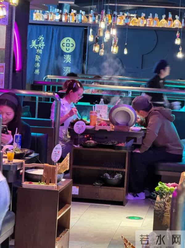郑恺带老婆吃火锅被偶遇!苗苗穿着家居服出来,喝奶茶吃肉不怕胖