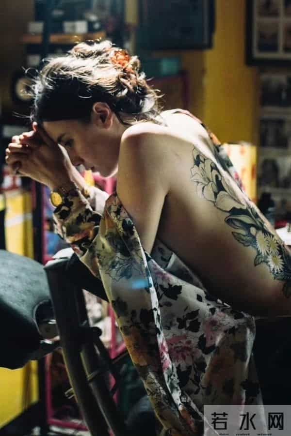 宋佳 影片里的满背纹身