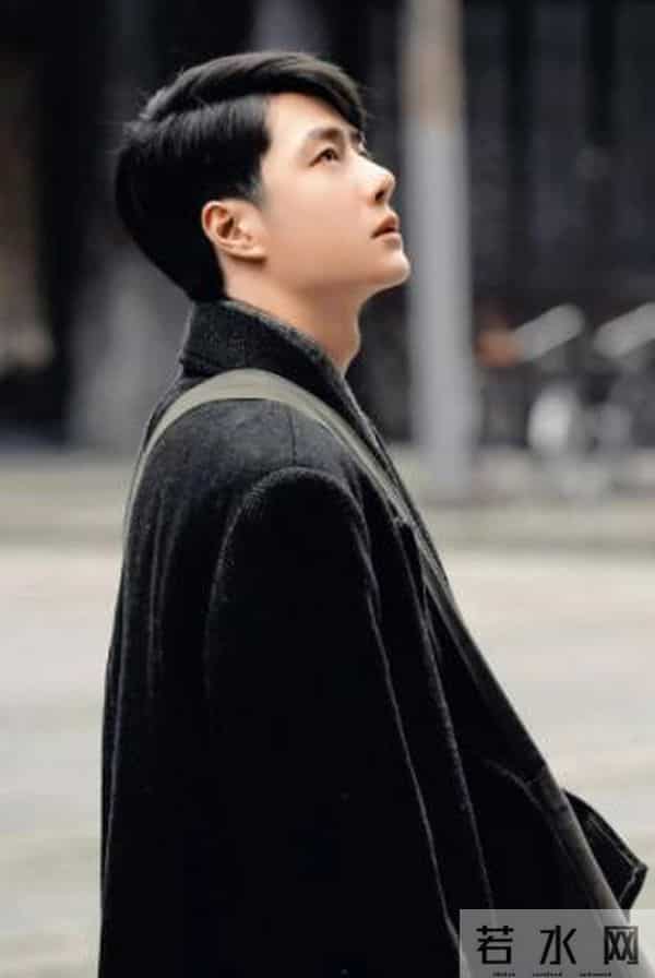 刘宇宁直播时被私生打电话