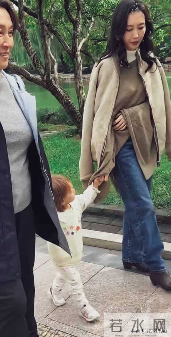 速围观!王鸥私下状态全曝光,牵萌娃漫步美成一道光!