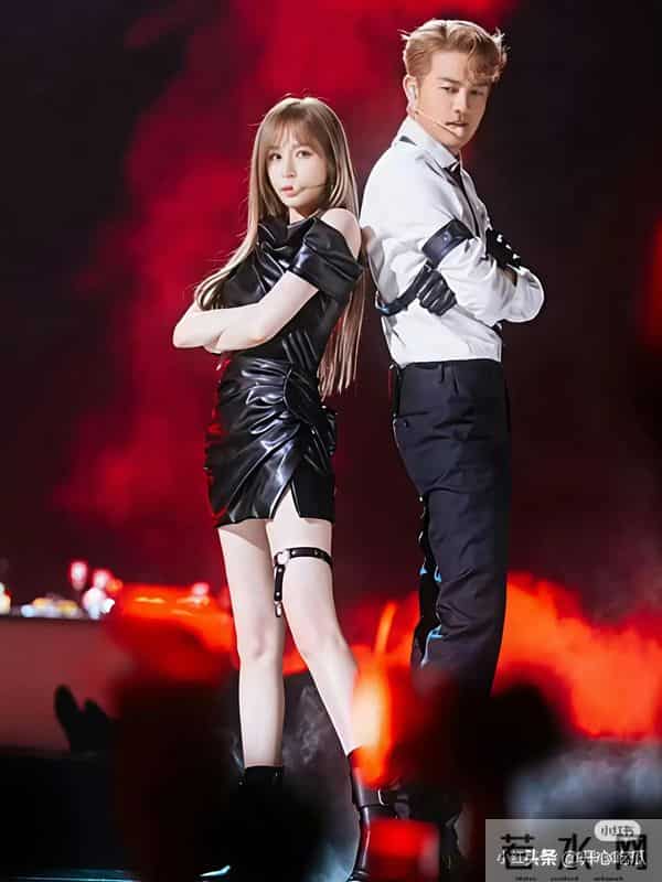 王心凌和吴克群约会被拍,两人穿情侣装逛街吃饭,恋情曝光太甜了