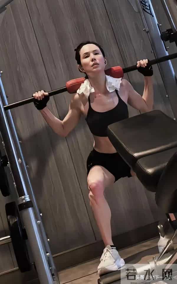 小龙女李若彤素颜晒马甲线 两颊凹陷 法令纹明显 60岁不做医美只运动