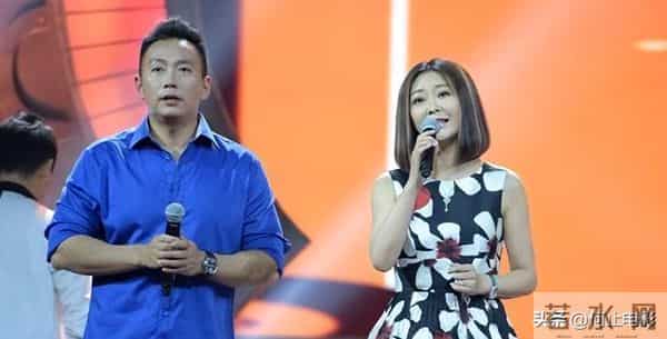 52岁王小骞不后悔回归家庭，矮小症女儿迎来逆袭，她的付出很值得