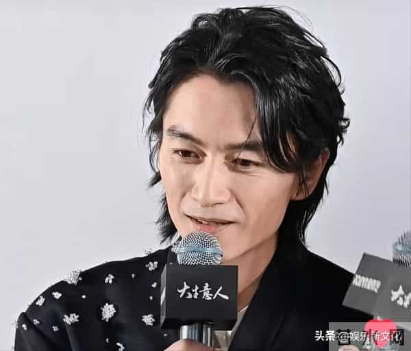 男人别太瘦！38岁陈晓现身活动，脸颊凹陷、眼纹密布不敢认！