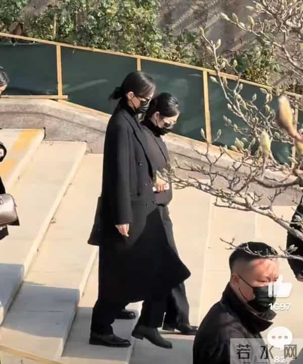 唐嫣罗晋葬礼结束后，手挽手一起回家，下车后先扔垃圾向别墅走去
