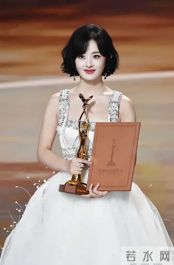 央视专访这次，易烊千玺只字未提赵丽颖，却给赵丽颖提了个醒