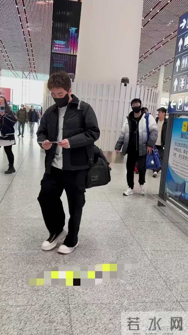 梁靖崑出发成都混团世界杯机场照,穿黑色中式棉服,发型帅酷有型
